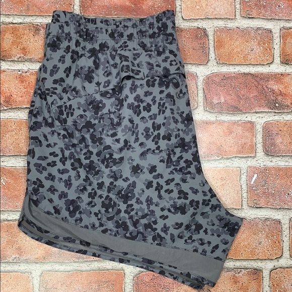 Athleta Gray Leopard Print Shorts size Small - Picture 5 of 9